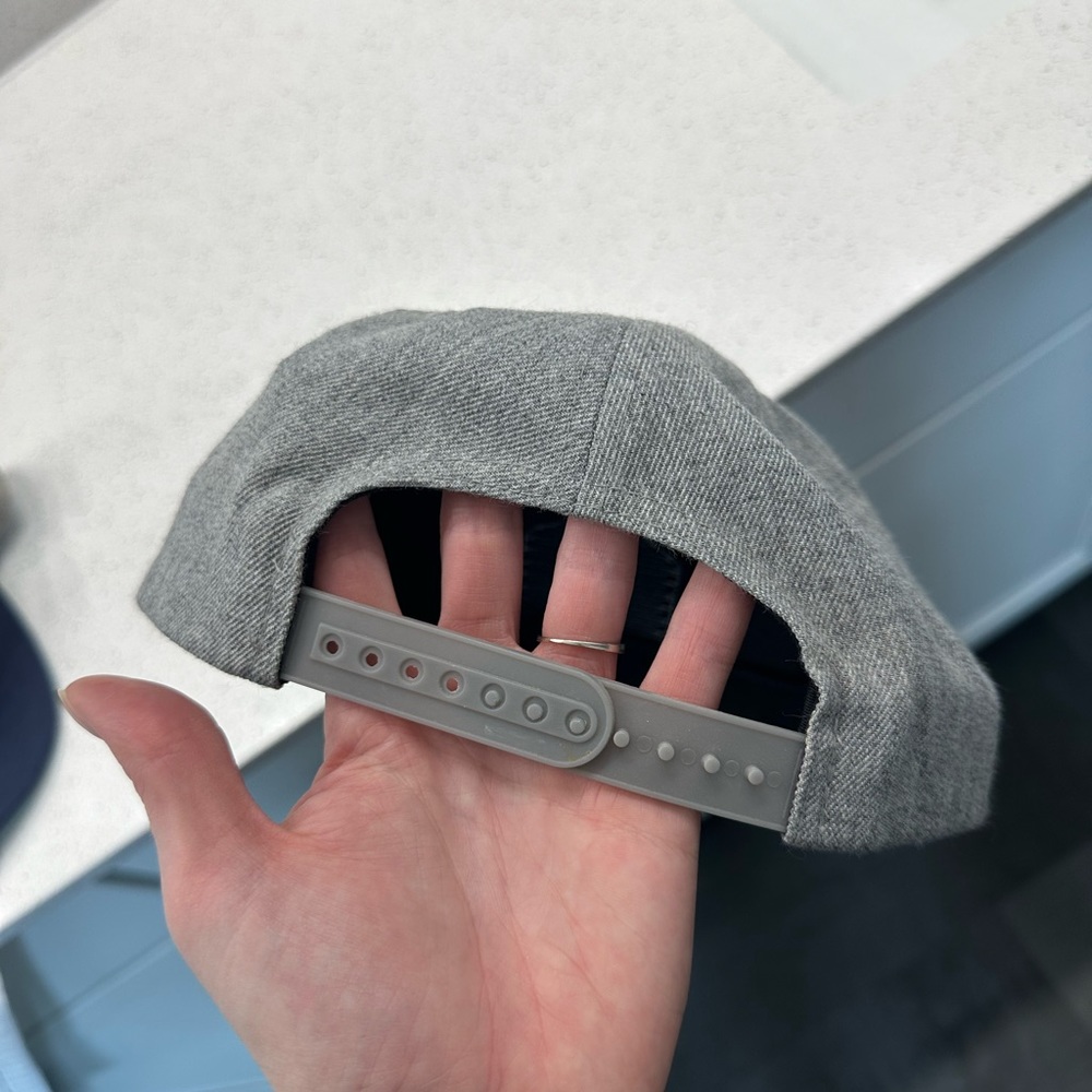 Volcom snap back hat - Picture 2 of 2